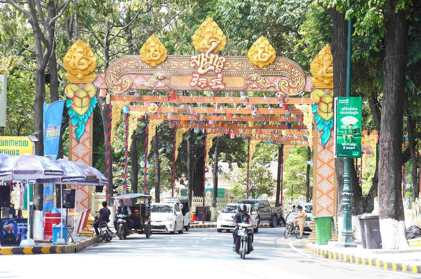 Khu vực thắng cảnh Wat Phnom ở trung tâm thủ đô Phnom Penh (Vương quốc Campuchia) được trang hoàng lộng lẫy, sẵn sàng đón Tết cổ truyền 2025. (Ảnh: Huỳnh Thảo/TTXVN)