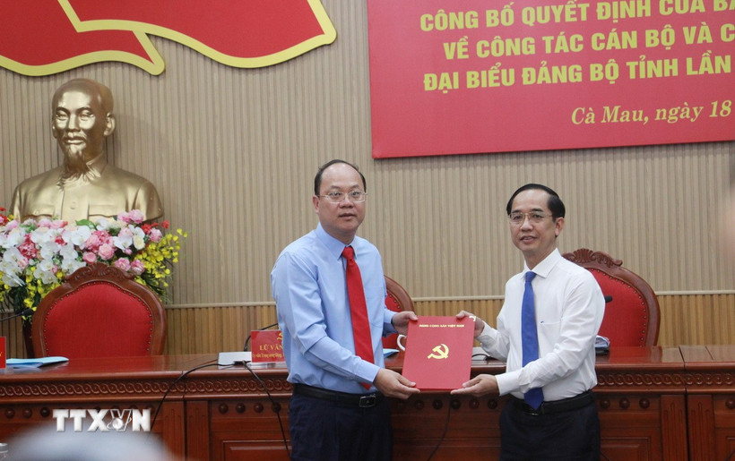 Bí thư Tỉnh ủy Cà Mau Nguyễn Hồ Hải (trái) trao quyết định chuẩn y giữ chức Phó Bí thư Tỉnh ủy nhiệm kỳ 2020-2025 đối với ông Hồ Thanh Thủy. (Ảnh: Chanh Đa/TTXVN)