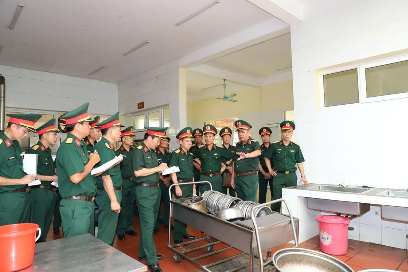 Kiểm tra công tác chuẩn bị hậu cần tại Trường Sỹ quan Lục quân 1. (Ảnh: TTXVN phát)