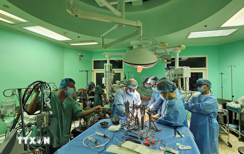 Toàn cảnh một ca phẫu thuật ghép tim tại Bệnh viện Trung ương Huế. (Ảnh: Mai Trang/TTXVN)