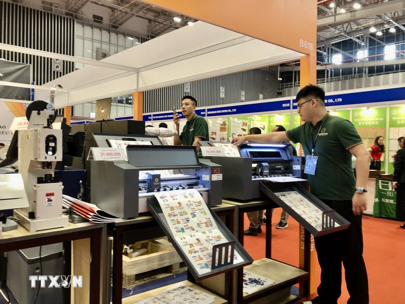 Nhiều máy móc, thiết bị tự động hóa được trưng bày tại triển lãm. (Ảnh: Mỹ Phương/TTXVN)