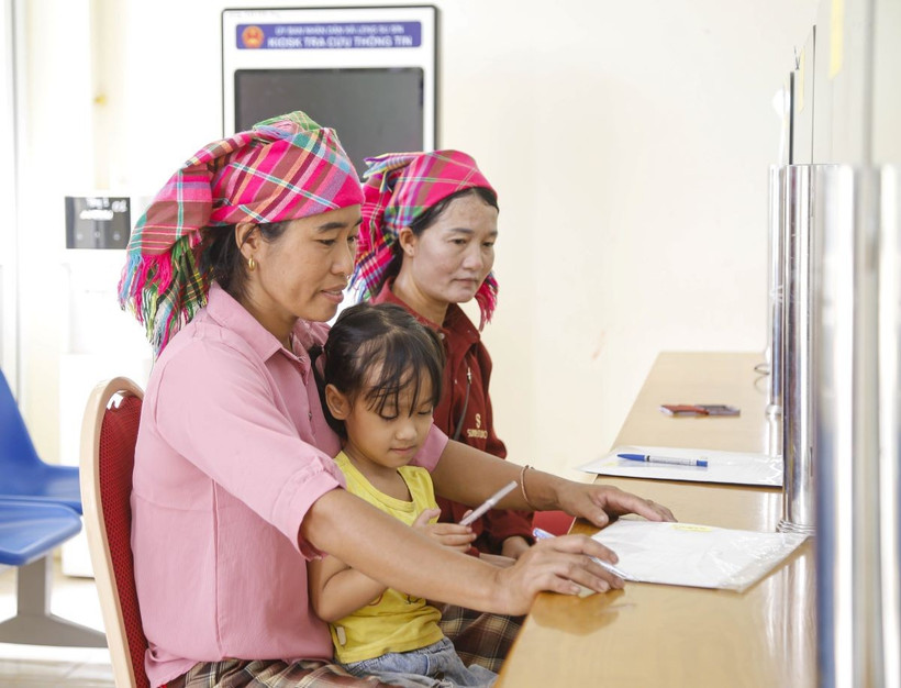 Đồng bào dân tộc Hà Nhì làm thủ tục tại Trung tâm phục vụ hành chính công xã biên giới Sín Thầu, tỉnh Điện Biên. (Ảnh: Trung Kiên/TTXVN)