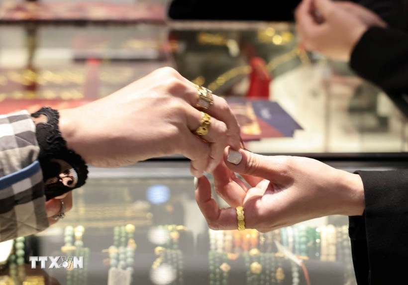 Mua, bán vàng tại cửa hàng vàng Phú Quý. (Ảnh: Trần Việt/TTXVN)