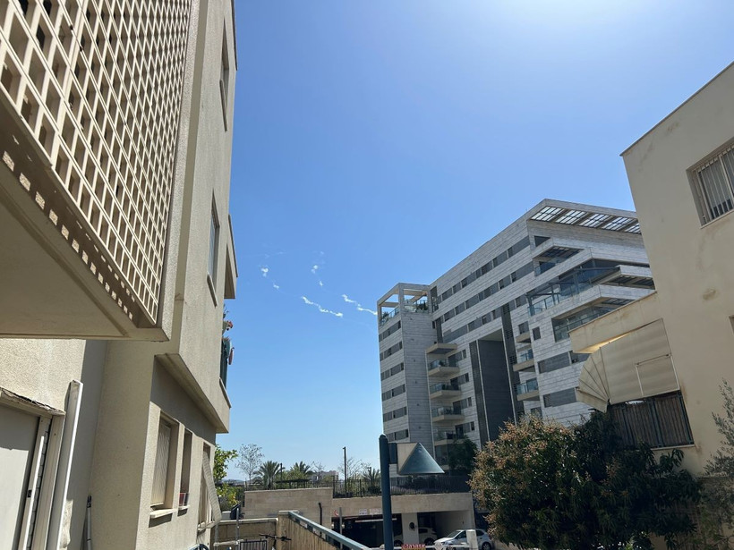 Hệ thống phòng không đánh chặn tên lửa trên bầu trời Modiin, Israel. (Ảnh: THX/TTXVN)