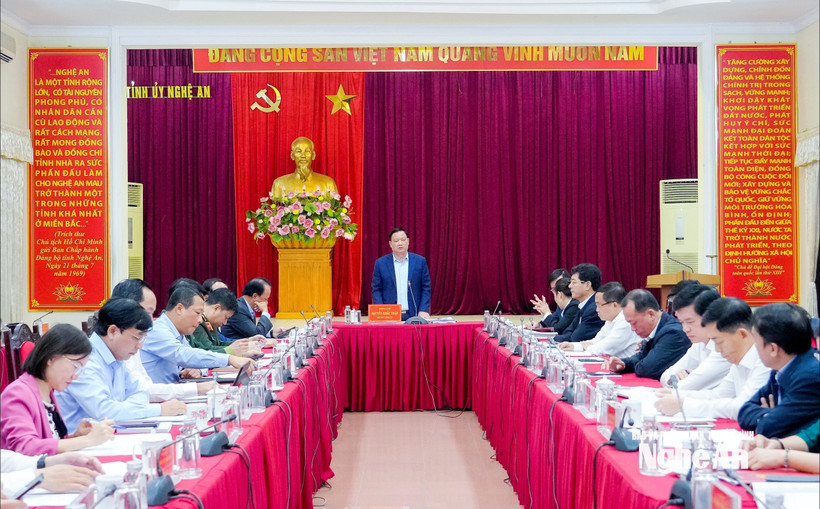 Ông Nguyễn Khắc Thận - Bí thư Tỉnh ủy, Phó Trưởng Ban Chỉ đạo tỉnh chủ trì phiên họp thứ nhất Ban Chỉ đạo bầu cử đại biểu Quốc hội và Hội đồng Nhân dân các cấp nhiệm kỳ 2026-2031. (Nguồn: Đại biểu Nhân dân tỉnh Nghệ An)