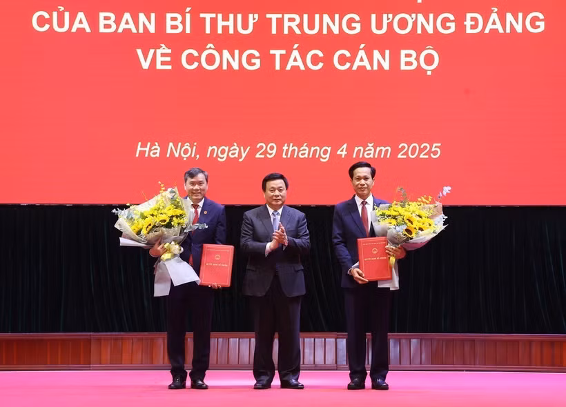 Ông Nguyễn Xuân Thắng trao quyết định và chúc mừng ông Hoàng Phúc Lâm và ông Lê Văn Lợi. (Ảnh: Văn Điệp/TTXVN)