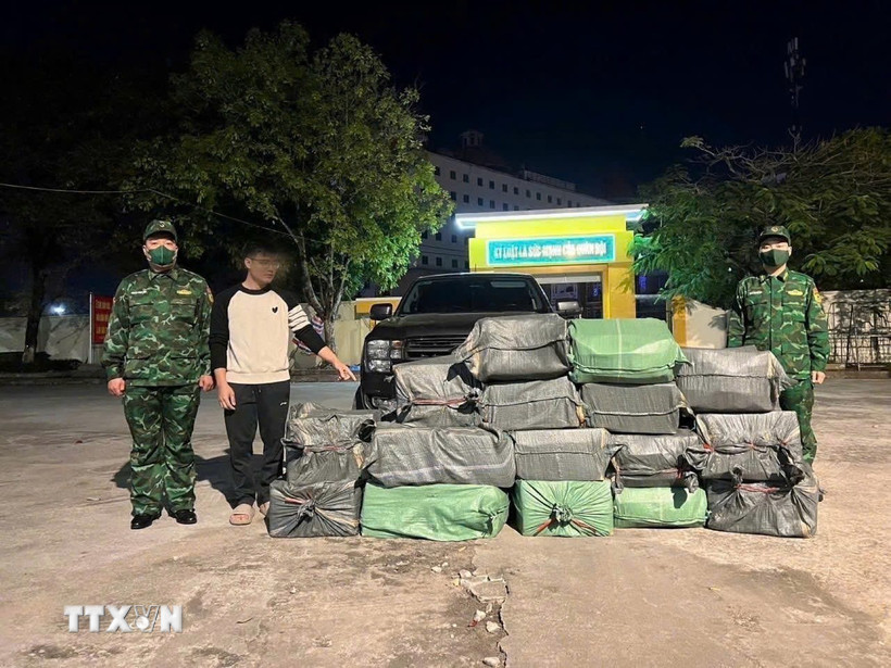 Phương tiện và tang vật do cảnh sát đặc nhiệm Phòng chống ma túy và tội phạm miền Bắc, Hải quan Cửa khẩu Quốc tế Móng Cái và Đội Kiểm soát Hải quan Quảng Ninh phát hiện, bắt giữ. (Ảnh: TTXVN phát)