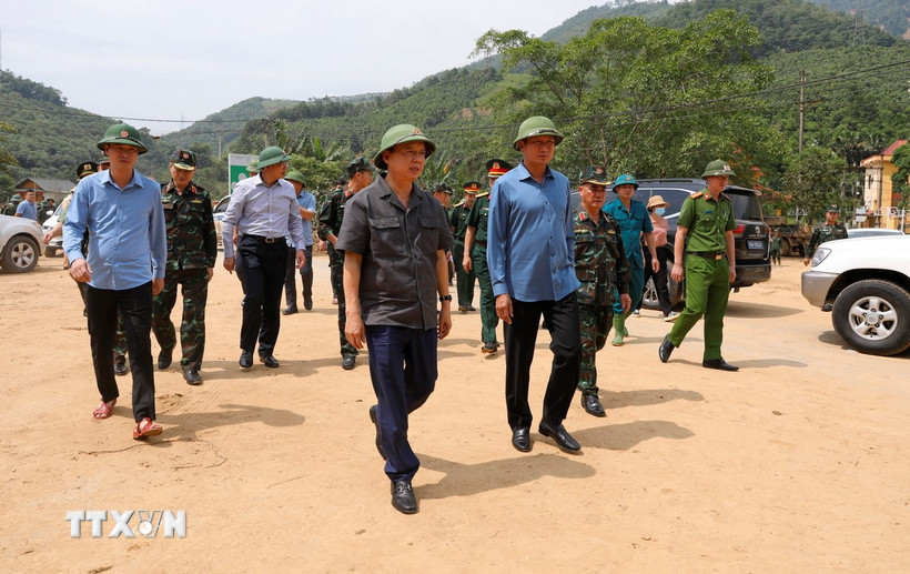 Phó Thủ tướng Trần Hồng Hà đến kiểm tra công tác khắc phục thiệt hại do cơn bão số 10 và công tác ứng phó với cơn bão số 11 tại xã Việt Hồng, tỉnh Lào Cai. (Ảnh: Tuấn Anh/TTXVN)