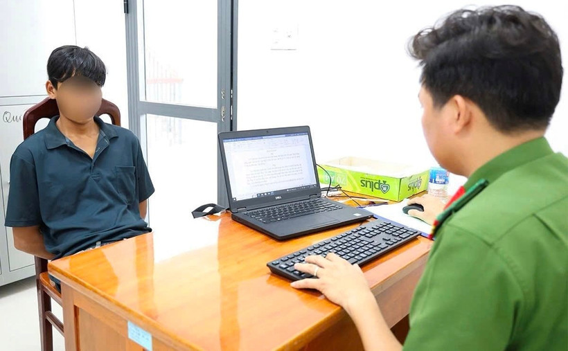Thạch Thanh Tuấn tại cơ quan công an.