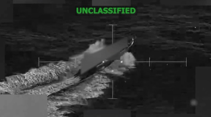 Quân đội Mỹ tấn công một tàu nghi là được dùng buôn bán ma túy. (Nguồn: Fox News)