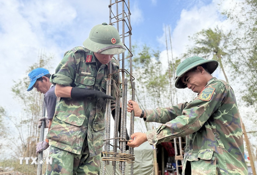 Xây dựng nhà cho ở cho các hộ gia đình có nhà bị sập, đổ, trôi do cơn bão số 13 và đợt mưa lũ lịch sử trong tháng 11 vừa qua. (Ảnh: Tường Quân/TTXVN)