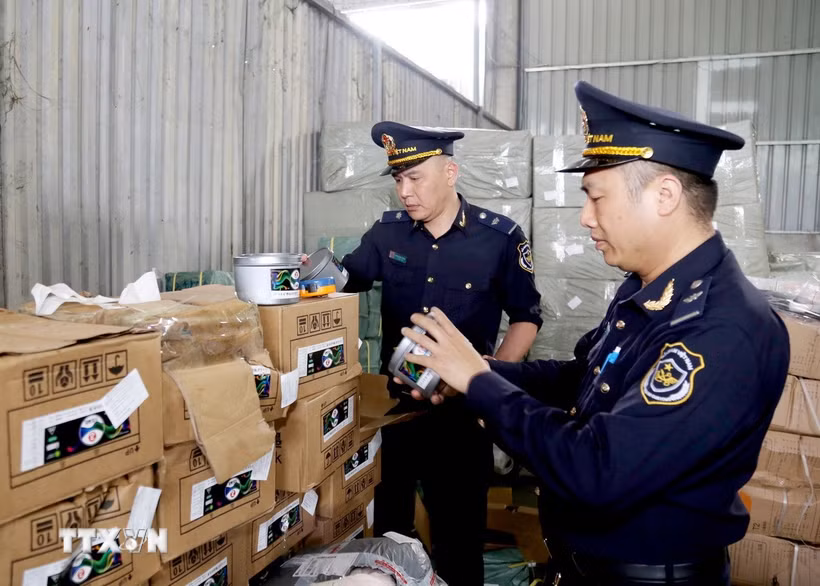 Lực lượng Hải quan kiểm tra nhãn mác hàng hóa nhập khẩu tại kho bãi khu vực cửa khẩu. (Ảnh: TTXVN phát)