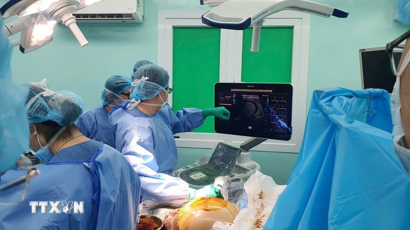 Các bác sỹ Bệnh viện Đại học Y dược Thành phố Hồ Chí Minh can thiệp tắc mạch khối u nhau thai để giúp thai nhi an toàn trong bụng mẹ. Ảnh: TTXVN phát
