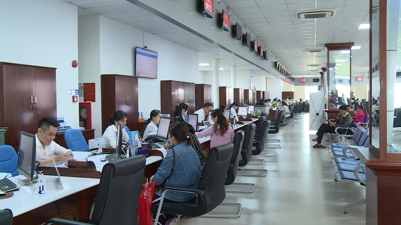 Làm thủ tục hành chính tại Trung tâm phục vụ hành chính công tỉnh Long An. (Nguồn: Báo và Đài Phát thanh Truyền hình Long An)