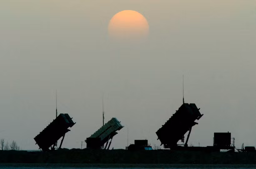 Khẩu đội tên lửa phòng không Patriot của Mỹ tại căn cứ không quân ở sa mạc miền Nam Iraq. (Ảnh: AFP/TTXVN)