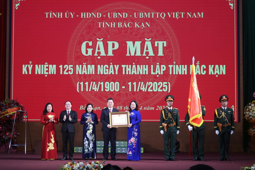 Phó Chủ tịch nước Võ Thị Ánh Xuân thừa ủy quyền của Chủ tịch nước trao tặng Huân chương Lao động hạng Nhất cho Đảng bộ, chính quyền và nhân dân tỉnh Bắc Kạn. (Ảnh: Vũ Hoàng Giang/TTXVN)