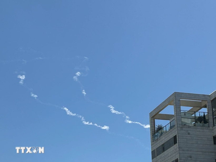 Vệt khói trên bầu trời thành phố Modiin, Israel sau khi hệ thống phòng không nước này đánh chặn tên lửa từ Yemen, ngày 27/3/2025. (Ảnh: THX/TTXVN)