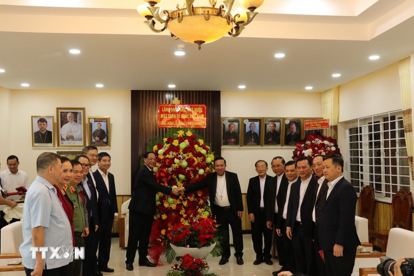 Phó Chủ tịch Quốc hội tặng hoa cho Tòa Giám mục. (Ảnh: Ngọc Minh/TTXVN)