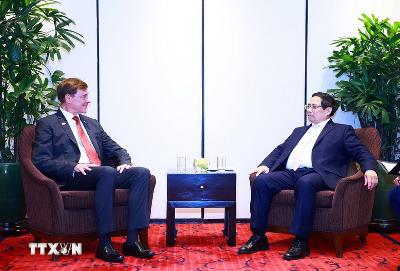 Thủ tướng Phạm Minh Chính tiếp Chủ tịch kiêm Tổng Giám đốc Tập đoàn Embraer (Brazil) Francisco Gomes Neto. (Ảnh: Dương Giang/TTXVN)