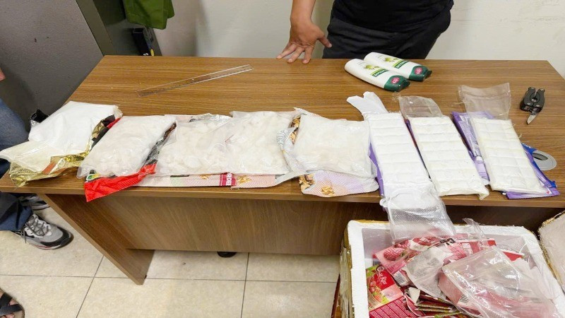 Hơn 3kg thuốc lắc cất giấu tinh vi trong các túi kẹo chocolate.