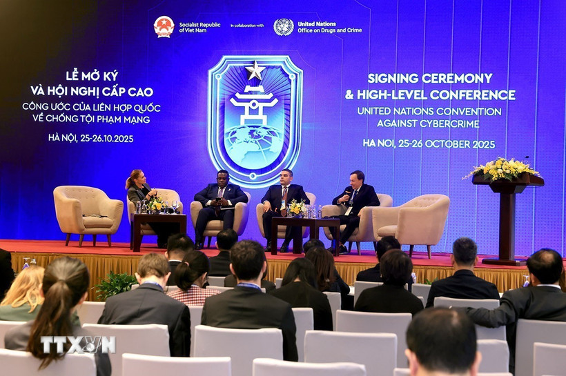 Các đại biểu thảo luận tại Hội thảo cấp cao "Chia sẻ kinh nghiệm và thực tiễn tốt nhất trong việc thu thập chứng cứ điện tử trong điều tra tiền điện tử và rửa tiền." (Ảnh: Tuấn Anh/TTXVN)