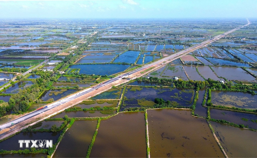 Tuyến cao tốc Cần Thơ-Cà Mau. (Ảnh: Huỳnh Anh/TTXVN)
