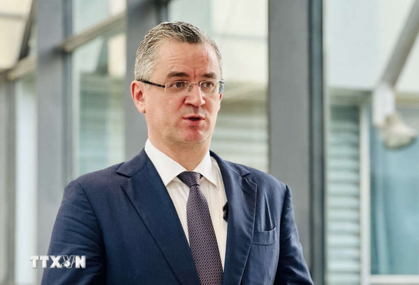 Ông Artur Liukmanov, Giám đốc Vụ An ninh thông tin quốc tế Bộ Ngoại giao Nga kiêm Đại diện đặc biệt của Tổng thống Liên bang Nga, về hợp tác quốc tế trong lĩnh vực an ninh thông tin trả lời phỏng vấn phóng viên TTXVN. (Ảnh: Việt Đức/TTXVN)