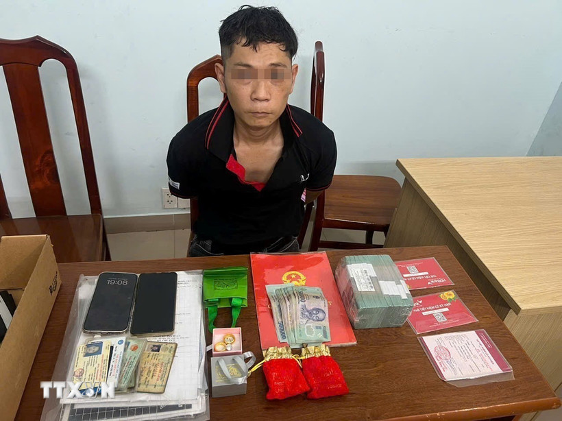 Đối tượng Đỗ Tấn Được cùng tang vật vụ án. (Ảnh: TTXVN phát)