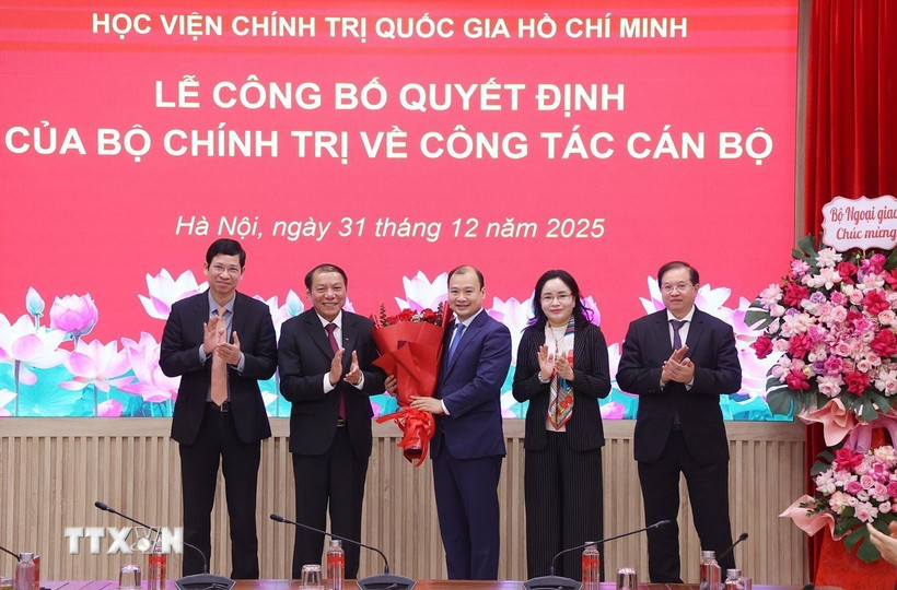 Lãnh đạo Bộ Văn hóa, Thể thao và Du lịch chúc mừng ông Lê Hải Bình. (Ảnh: Văn Điệp/TTXVN)