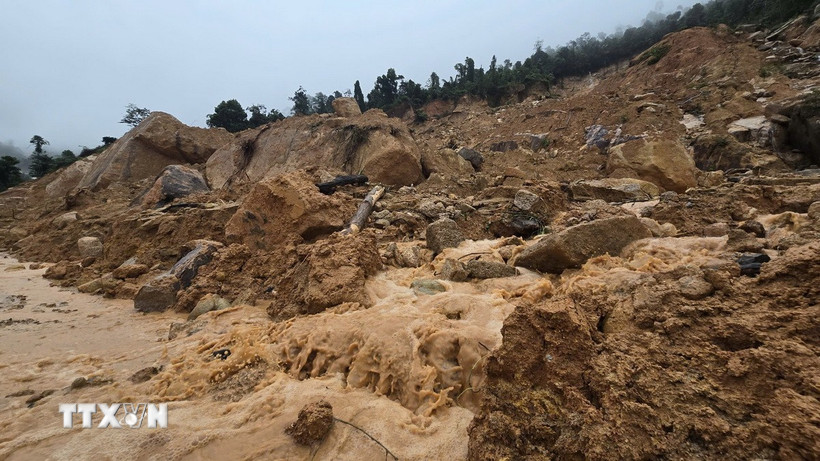 Công ty Cổ phần Quản lý và Xây dựng giao thông Khánh Hòa đang khắc phục sự cố sạt lở đèo Khánh Lê. (Ảnh: Xuân Triệu/TTXVN)