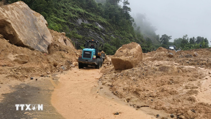 Công ty Cổ phần Quản lý và Xây dựng giao thông Khánh Hòa đang khắc phục sự cố sạt lở đèo. (Ảnh: Xuân Triệu/TTXVN)