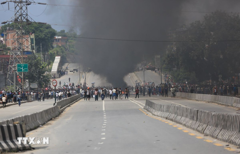 Khói bốc lên trong cuộc biểu tình tại Kathmandu, Nepal, ngày 9/9/2025. (Ảnh: AA/TTXVN)