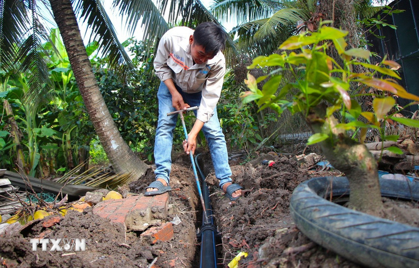 Lắp đường ống dẫn nước. (Ảnh minh họa: Nguyễn Hằng/TTXVN)