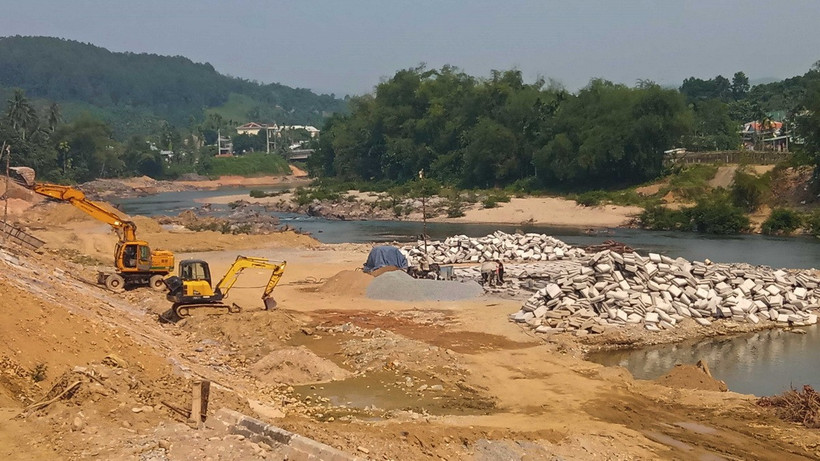Thi công kè sông Trường (Bắc Trà My, Quảng Nam tháng 3/2023. (Ảnh: Đoàn Hữu Trung/TTXVN)