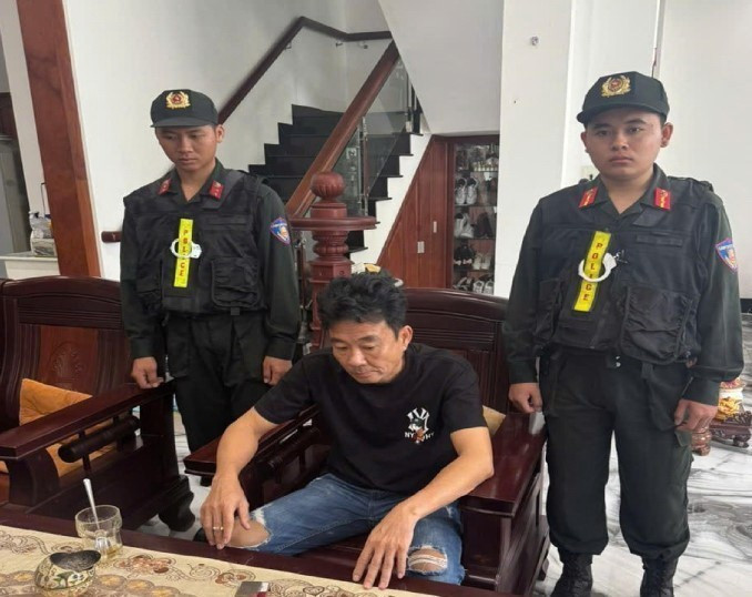 Lực lượng công an Kiên Giang thi hành lệnh bắt quả tang, khám xét khẩn cấp nơi ở của đối tượng Nguyễn Đăng Khoa. (Ảnh: TTXVN phát)