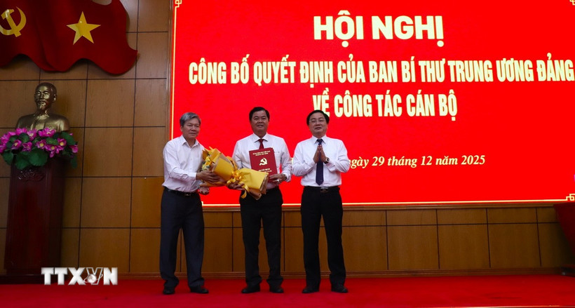 Tỉnh ủy Tây Ninh công bố quyết định của Ban Bí thư về công tác cán bộ Ông Nguyễn Văn Quyết, Bí Thư Tỉnh ủy Tây Ninh và ông Nguyễn Văn Hội, Ủy viên Ủy ban Kiểm tra Trung ương trao quyết định và tặng hoa chúc mừng ông Bùi Văn Nở. (Ảnh: Thanh Bình/TTXVN)