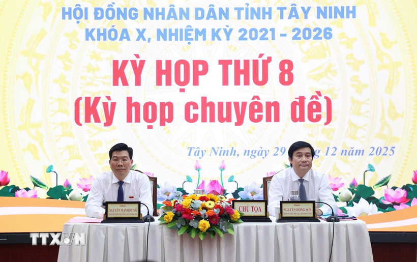 Lãnh đạo Hội đồng Nhân dân tỉnh Tây Ninh chủ trì Kỳ họp thứ 8. (Ảnh: Thanh Tân/TTXVN)