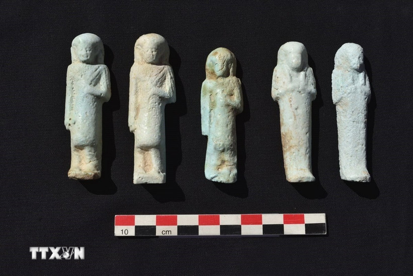 Các di chỉ khảo cổ được tìm thấy trong khu mộ ở Đền Ramesseum, phía Nam thành phố Luxor, Ai Cập, ngày 4/4/2025. (Ảnh: THX/TTXVN)