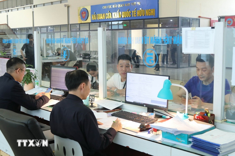 Hải quan Cửa khẩu Quốc tế Hữu Nghị (Lạng Sơn) giải quyết thủ tục cho doanh nghiệp. (Ảnh: Quang Duy/TTXVN)