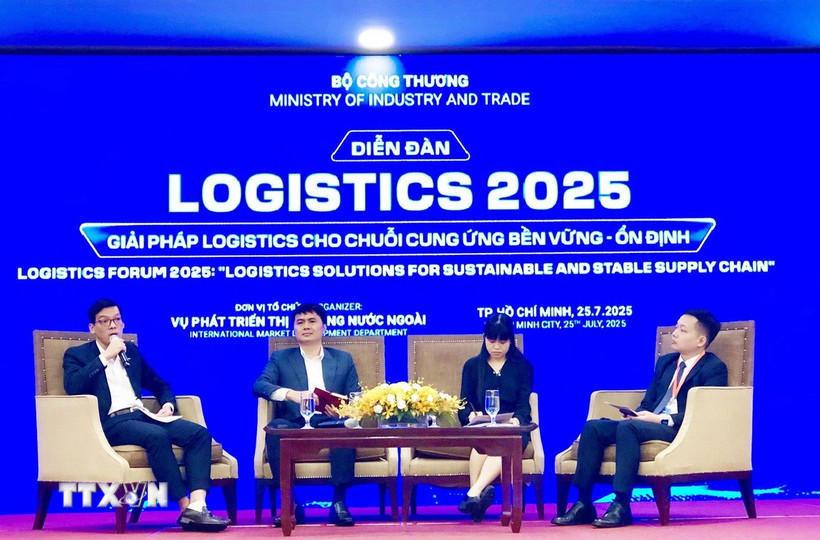 Các chuyên gia, đại diện doanh nghiệp tham gia phiên thảo luận tại Diễn đàn. (Ảnh: Mỹ Phương/TTXVN)