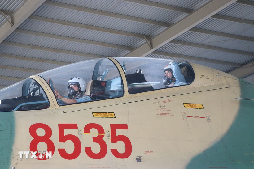 Hai phi công sẵn sàng di chuyển máy bay trở về đơn vị. (Ảnh: Lê Xuân/TTXVN)