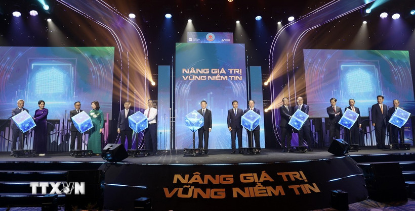 Nghi thức khai trương hệ thống công nghệ thông tin mới của thị trường chứng khoán Việt Nam. (Ảnh: Hứa Chung/TTXVN)