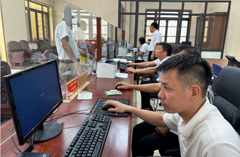 Cán bộ Trung tâm phục vụ hành chính công xã Nam Cường (tỉnh Hưng Yên) thực hiện thủ tục hành chính cho người dân trong ngày đầu thực hiện mô hình chính quyền địa phương 2 cấp. (Ảnh: Thu Hoài/TTXVN)