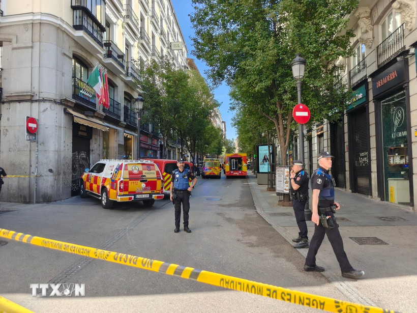 Hiện trường vụ sập một phần tòa nhà ở Madrid, Tây Ban Nha, ngày 7/10/2025. (Ảnh: THX/TTXVN)