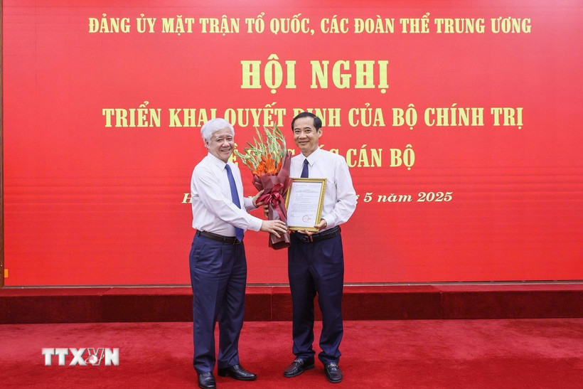 Bí thư Đảng ủy Mặt trận Tổ quốc, các đoàn thể Trung ương, Chủ tịch Ủy ban Trung ương Mặt trận Tổ quốc Việt Nam Đỗ Văn Chiến trao Quyết định Phó Bí thư Đảng ủy Mặt trận Tổ quốc, các đoàn thể Trung ương cho ông Nguyễn Thái Học. (Ảnh: TTXVN phát)