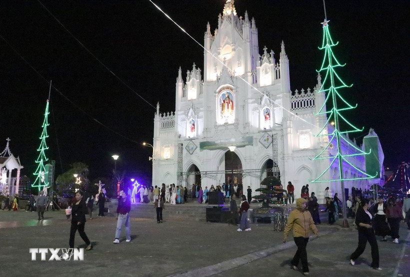 Đền Thánh Liễu Đề, xã Nghĩa Hưng, tỉnh Ninh Bình, thu hút đông giáo dân và người dân đến dịp Lễ Thiên Chúa Giáng sinh 2025. (Ảnh: Thùy Dung/TTXVN)