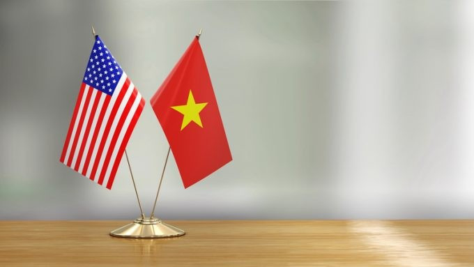 Quốc kỳ Việt Nam và Hoa Kỳ. 