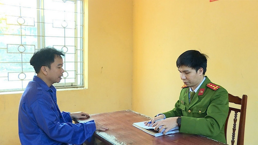 Đối tượng Nguyễn Đình Triểu tại Cơ quan công an. (Ảnh TTXVN phát)