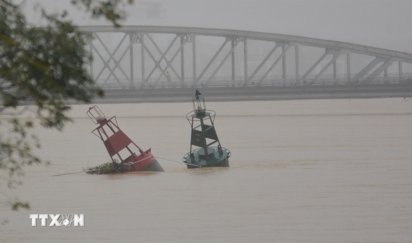 Nước sông hương dâng cao chảy xiết. (Ảnh: Văn Dũng/TTXVN)