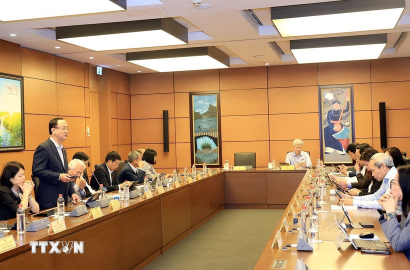 Các đại biểu Quốc hội tỉnh Hưng Yên và thành phố Hải Phòng thảo luận tại tổ 9. (Ảnh: Tuấn Anh/TTXVN)